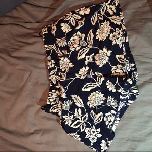 Floral shorts navy and white